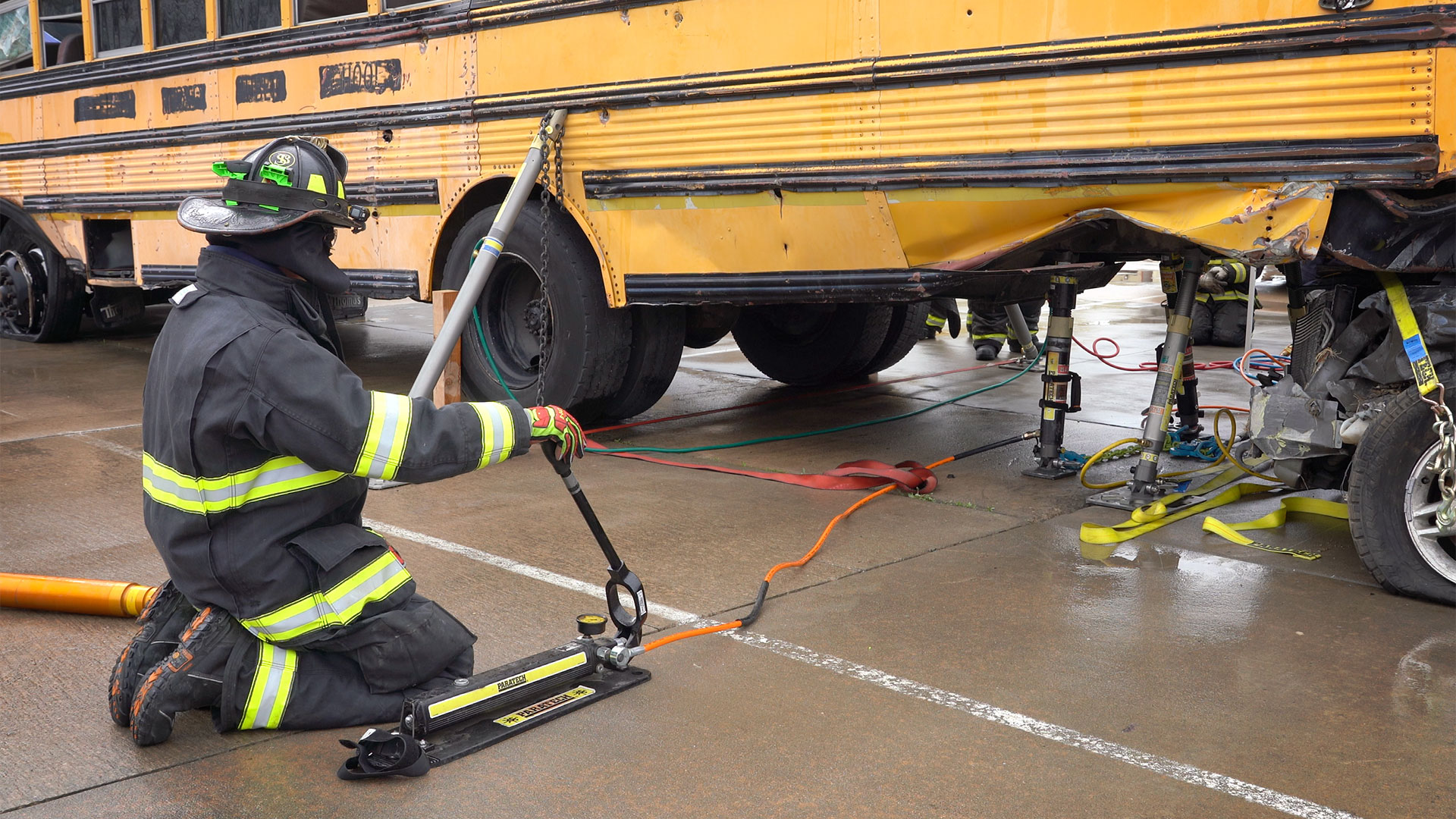Featured image for “Heavy Lifting Vehicle Extrication using Paratech Hydra Fusion Struts | Firefighter Training”